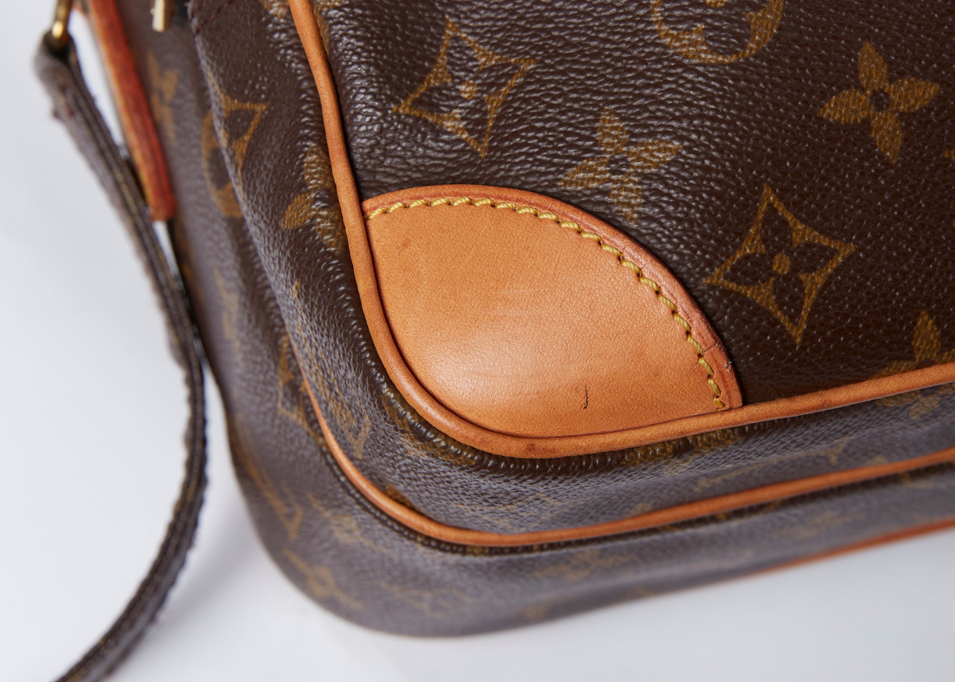 Louis Vuitton Nile Crossbody Bag – Sheer Room